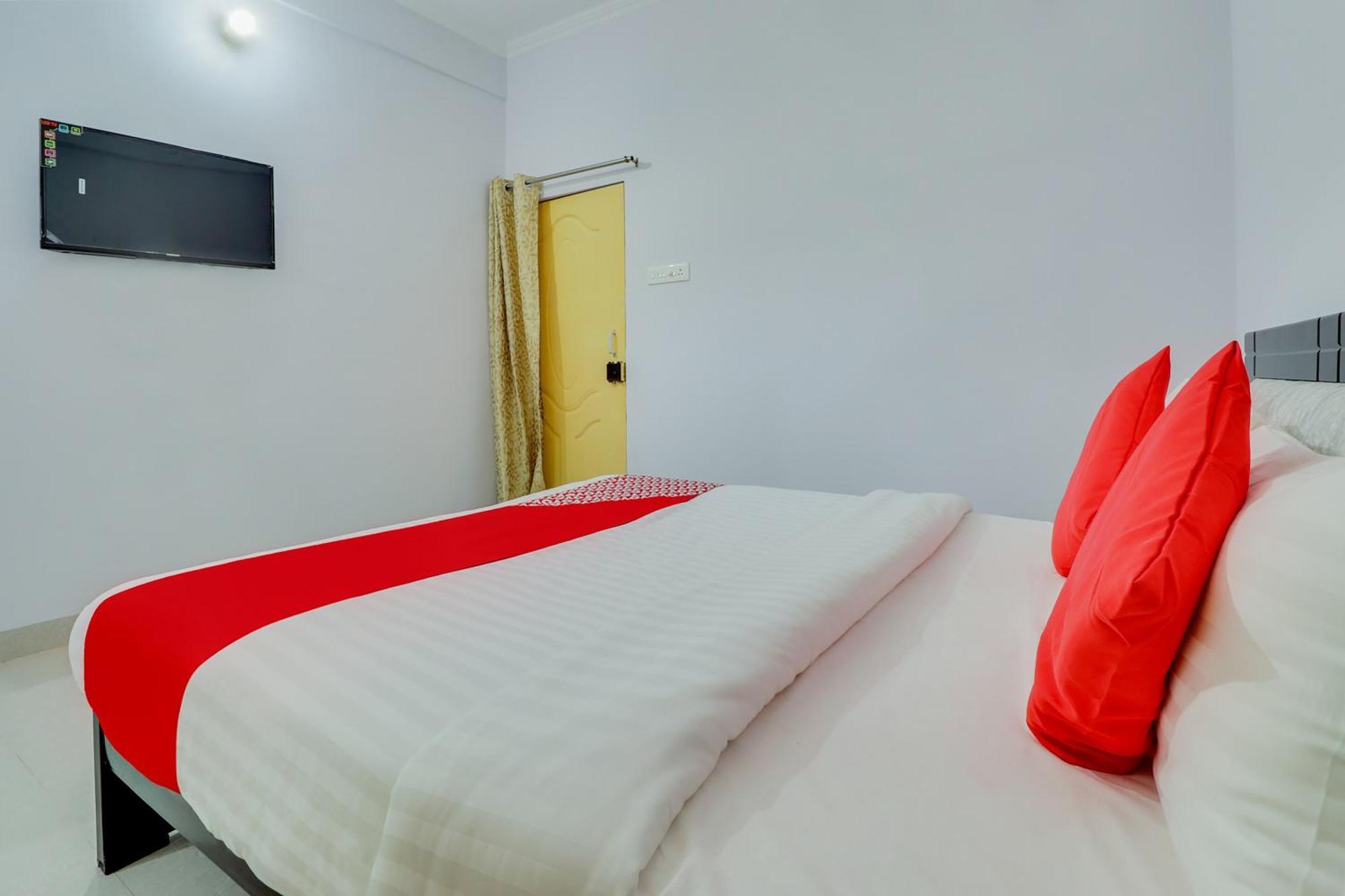 Hotel O Vgs Chinhat Buitenkant foto