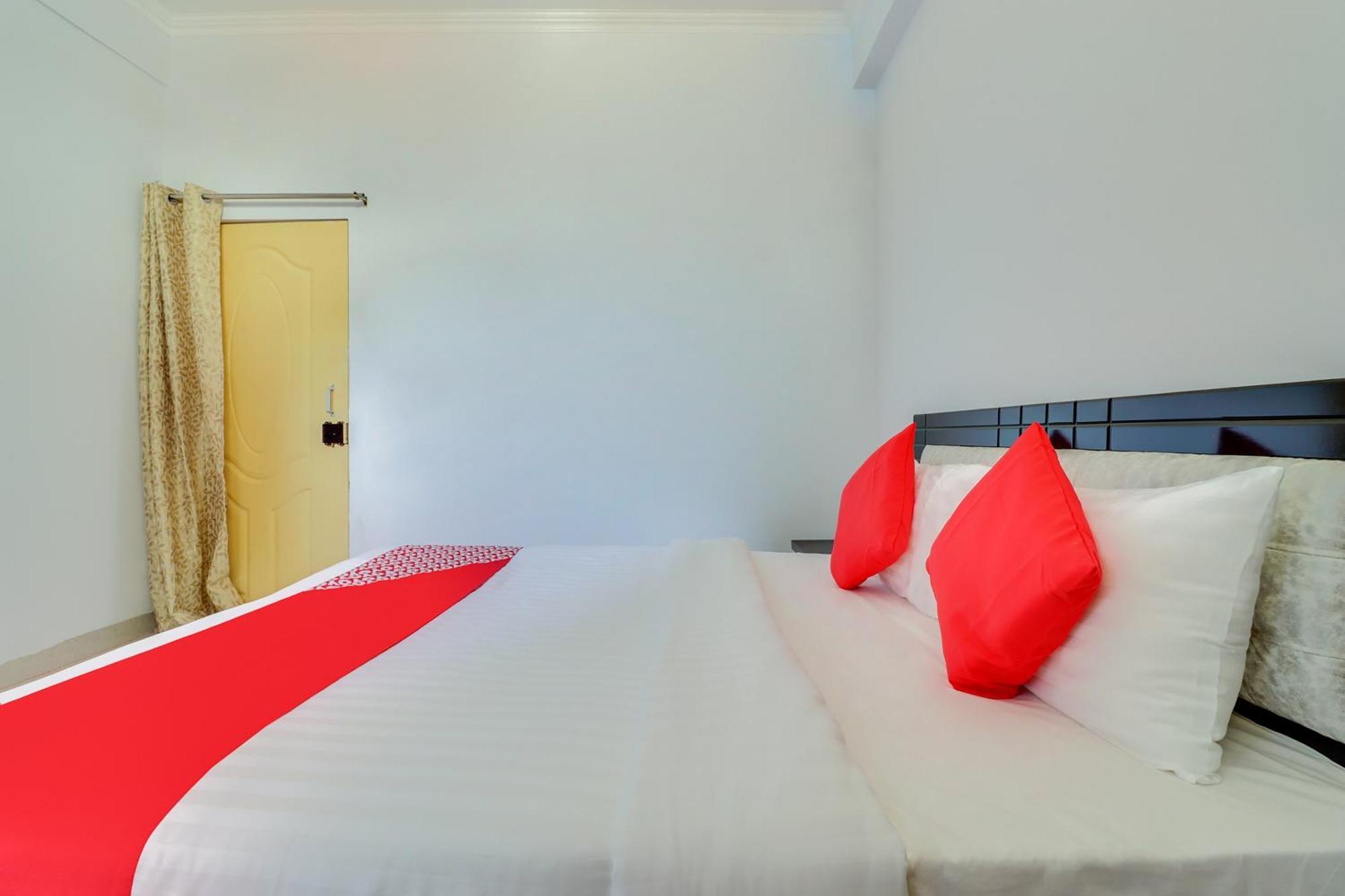 Hotel O Vgs Chinhat Buitenkant foto
