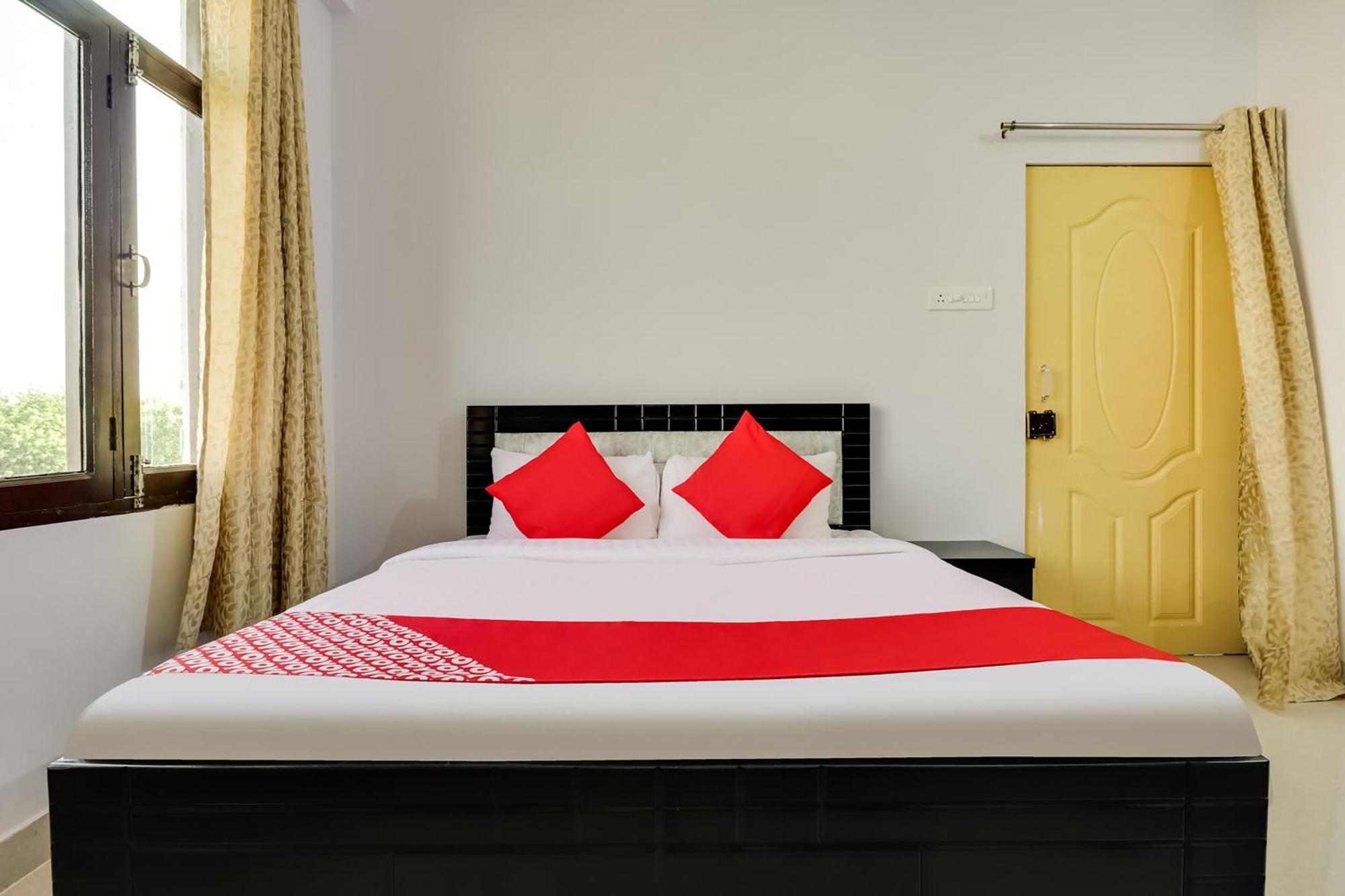 Hotel O Vgs Chinhat Buitenkant foto