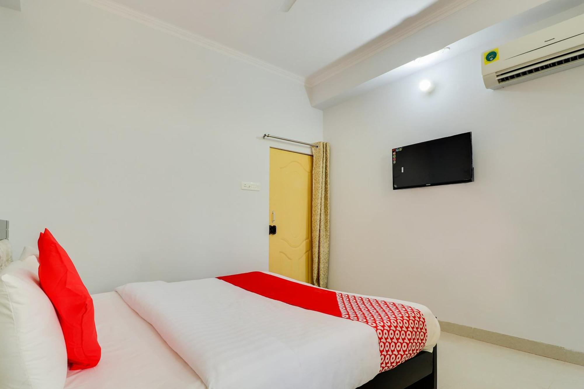 Hotel O Vgs Chinhat Buitenkant foto